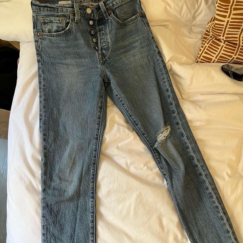 Straight high wastes Levi jeans! Size 26, still in great condition.